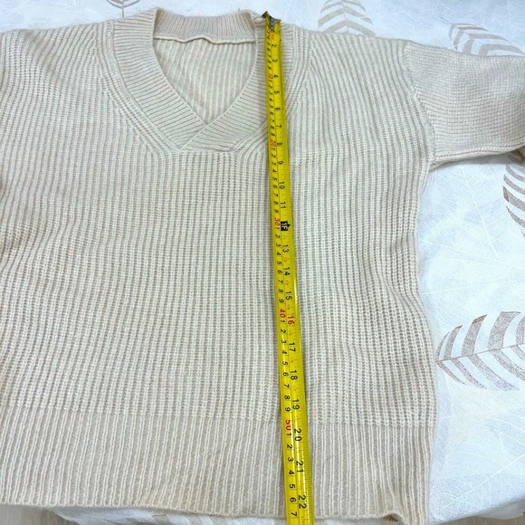 Sweater (polyester and wool) - Picture 3 of 5